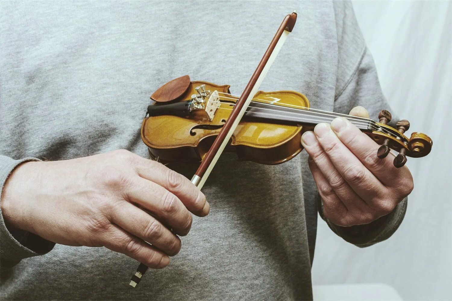Важную скрипку. Самая маленькая скрипка. Скрипка музыкальный инструмент. Необычные музыкальные инструменты. Самая маленькая скрипка в мире.