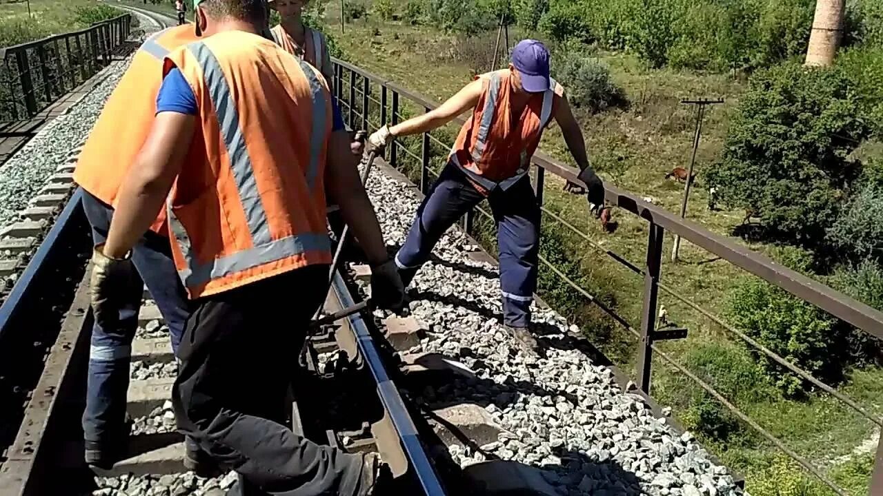 путевое хозяйство. ржд путевые работы. ржд путевые работы. работники на железной дороге. кран ук 25 сп.