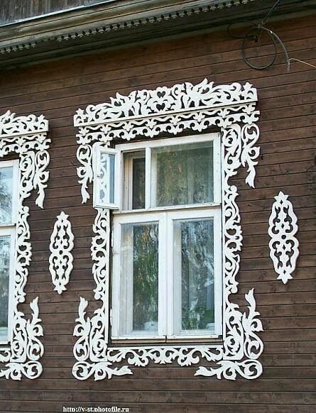 Металлические наличники на окна. Украшение окон наличники. Резные наличники на окна. Владимирская пропильная резьба наличники. Прорезная резьба наличники на окна веранда.