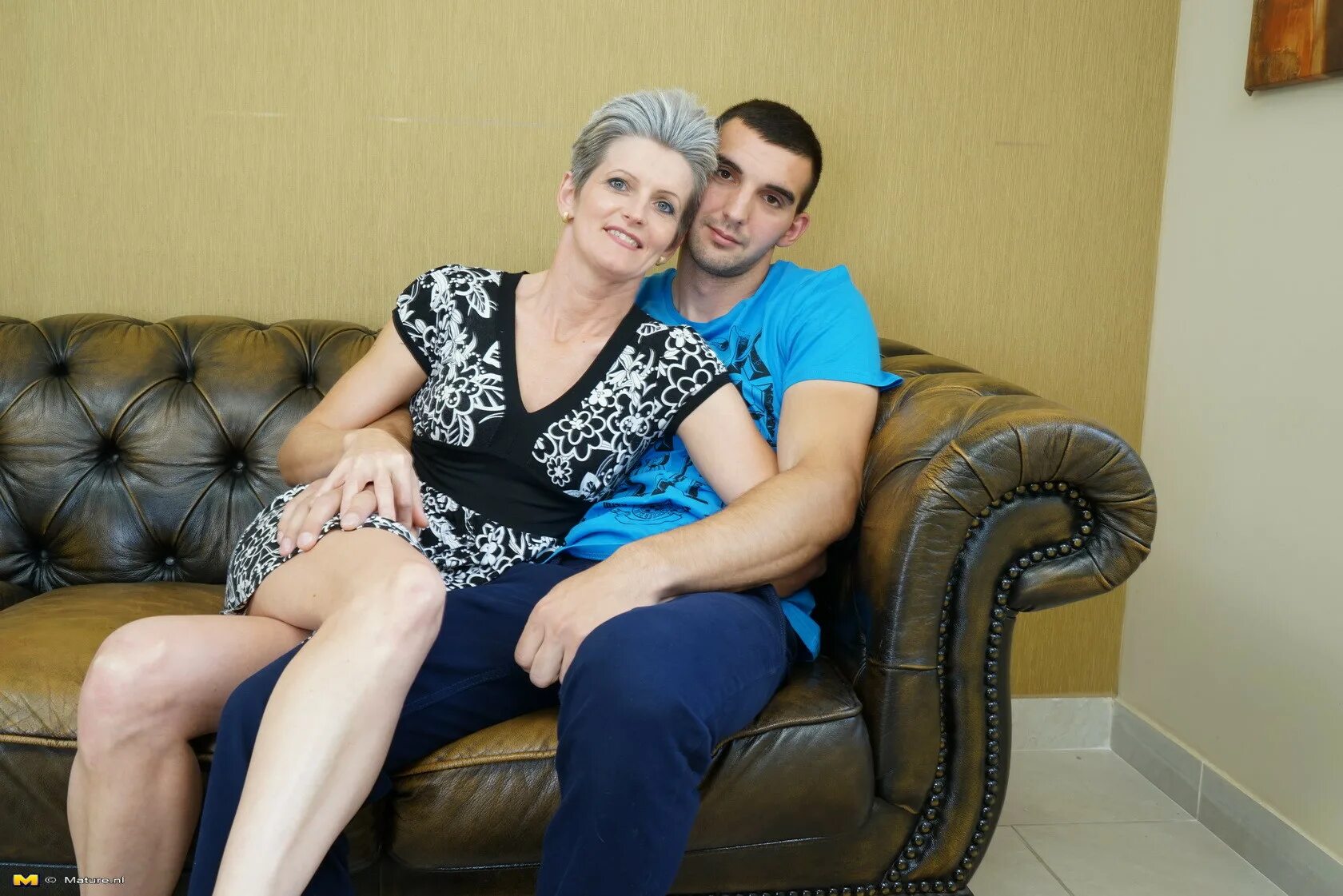 Полная жена. Дамы с юношами. Дамы с юношами. Герман мом couple. Взрослая женщина и молодой парень.