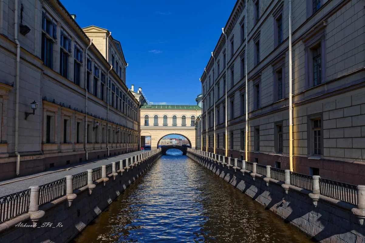 Мойка спб. Эрмитажный мост зимняя канавка. Набережная реки мойки Санкт-Петербург. Питер река мойка. Зимняя канавка в Санкт-Петербурге.