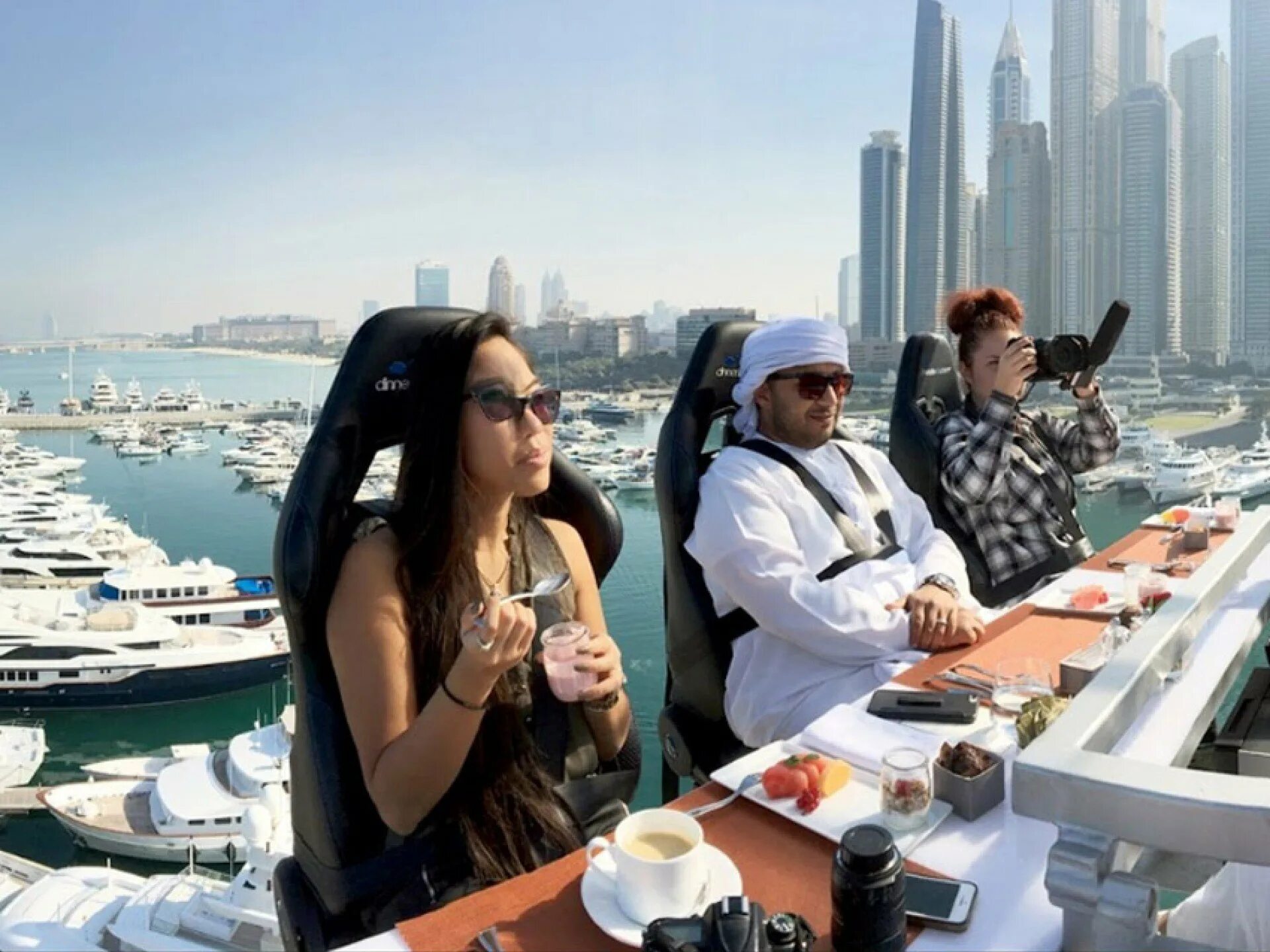 Что нельзя в дубае. Дубай ресторан «dinner in the Sky». Дубай Скай Дубай. Ресторан Clap Дубай. Ресторан в Дубае на высоте Sky.