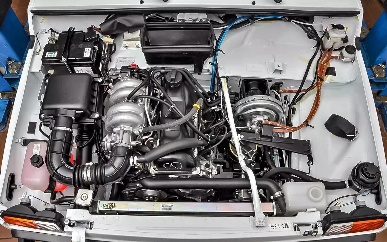 Нива 2131 под капотом. Моторный отсек нива 21214 инжектор. Подкапотное пространство ваз 21213 инжектор. Подкапотка нива 21214. Моторный отсек нива 21214.