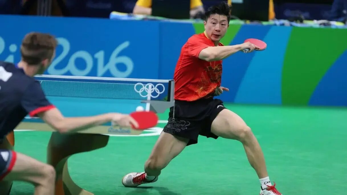 Пинг-понг шоу в тайланде. Пинг понг китай. Китайский теннисист fan zhendong. Фан джин дон настольный теннис. Ma lin настольный теннис.