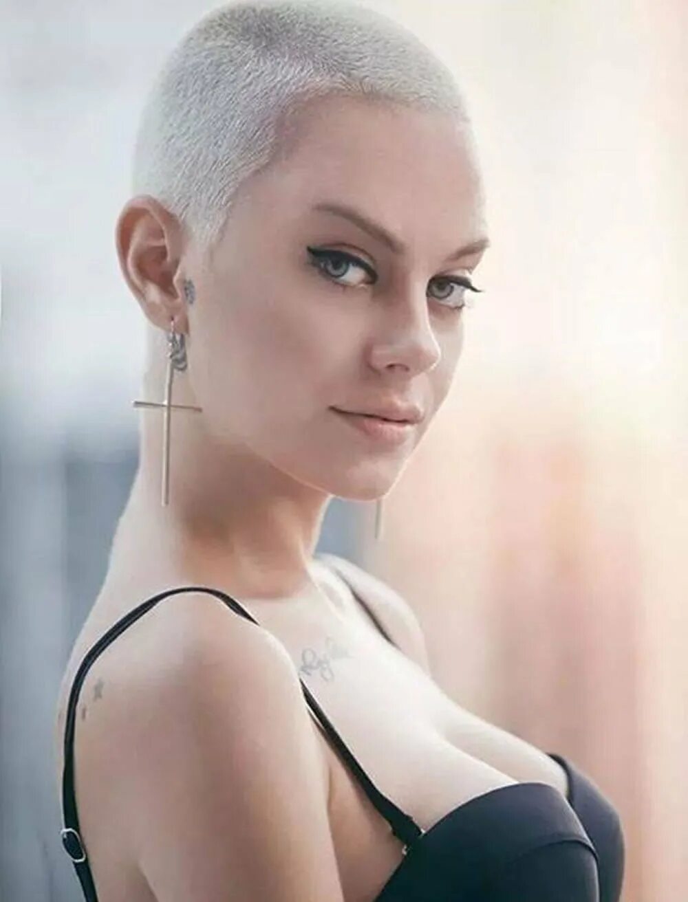 красивые женщины с красивыми кисками. нина выдриц лысая. красивые девушки с бритой киской. анастасия дзыгар лысая. роберта мурго.