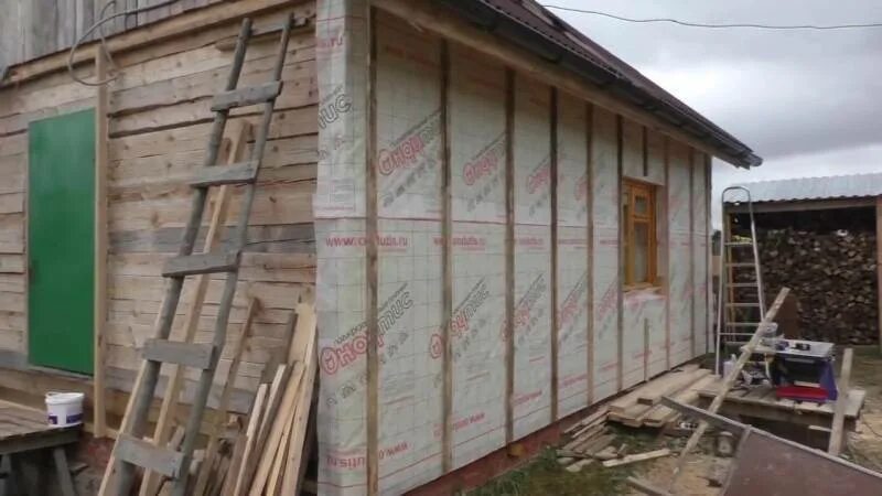 Как утеплить дом деревянный снаружи своими руками. Обрешетка под сайдинг с утеплителем rockwool. утеплить дом из бруса снаружи. утеплитель под сайдинг минвата. утеплитель для стен снаружи деревянного дома.