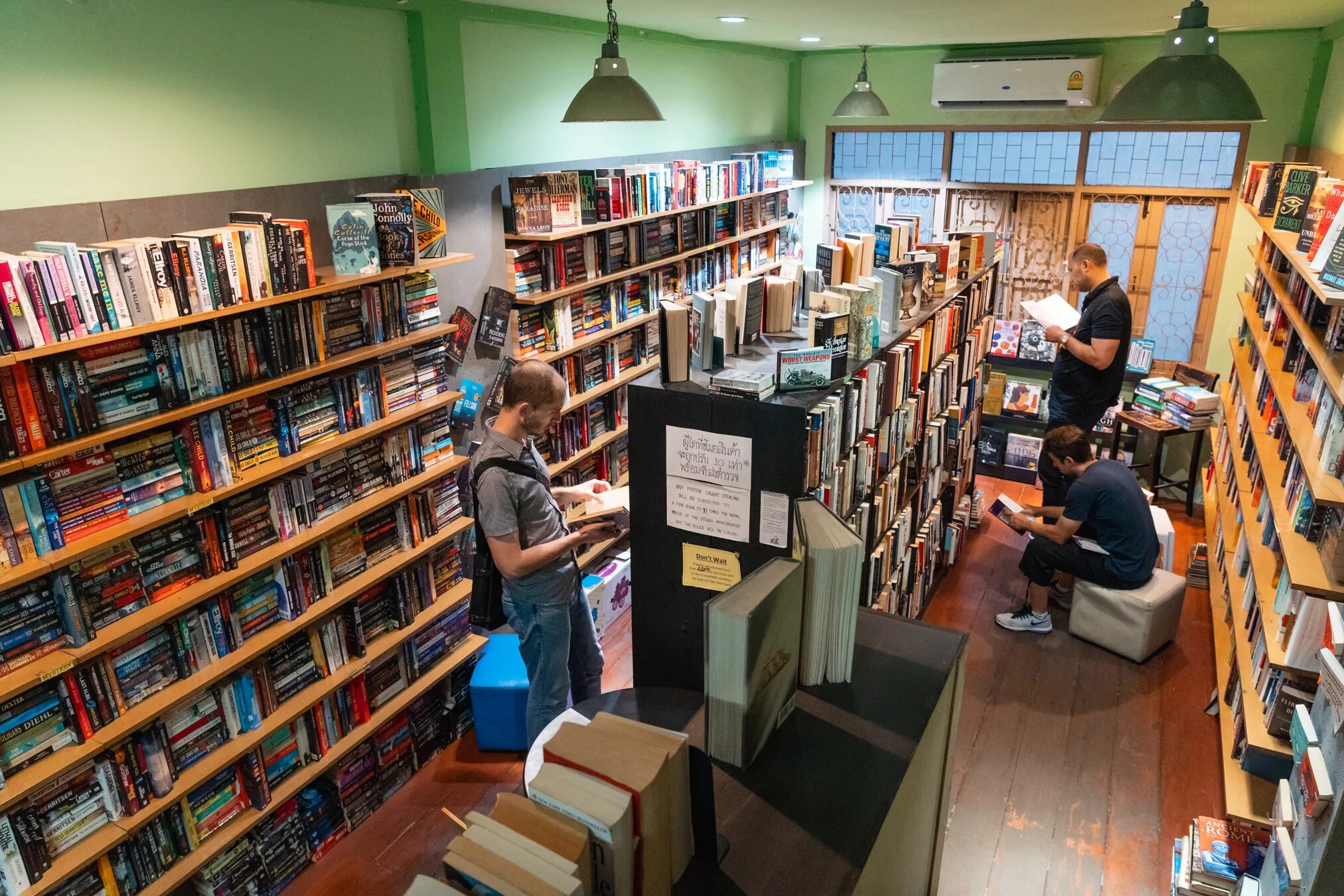 Книжное кафе. Кафе в книжном магазине «читалка». Распределение книг. Кафе с книгами.