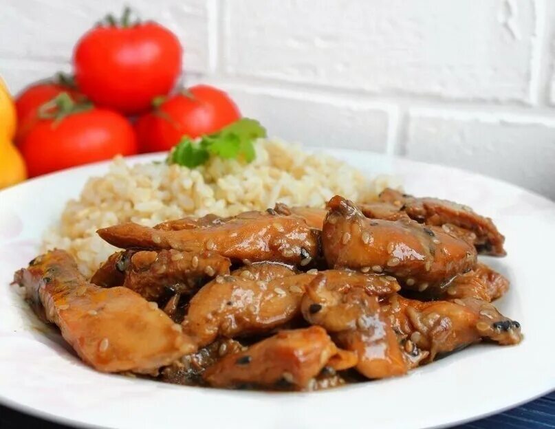 курица в кисло-сладком соусе с овощами. курица с овощами в соевом соусе. курица тушеная курган купить. куриное филе терияки. курица тушеная в соевом соусе.