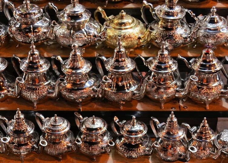 Что привезти из марокко. Сувениры из марокко. Сувениры из марокко. Марокко посуда национальная. Марокко рынок украшения.