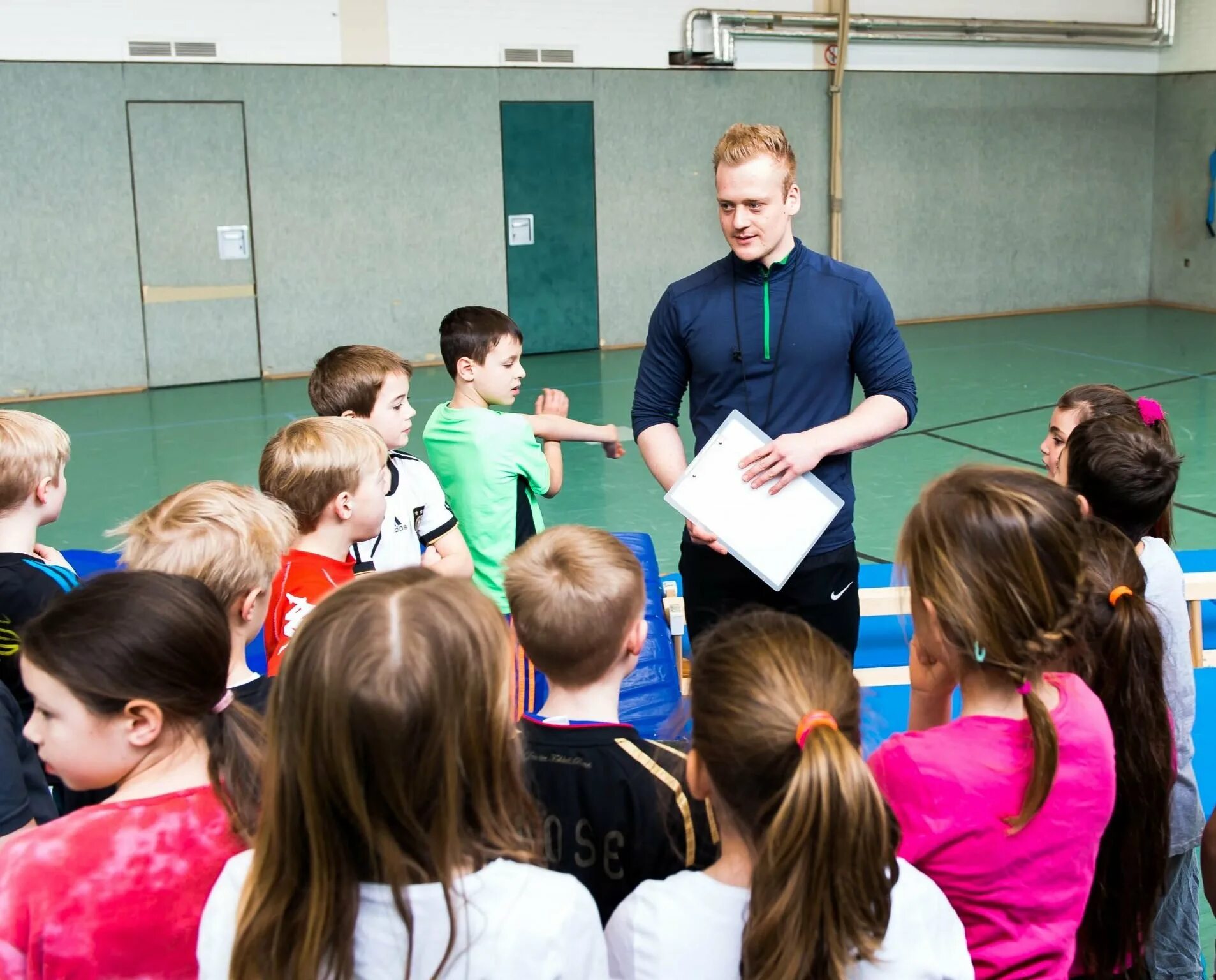 Педагог физической культуры. Тренер и ученик. Учитель физкультуры после 11 классов. Учитель физкультуры после 11 классов. Учитель физической культуры.