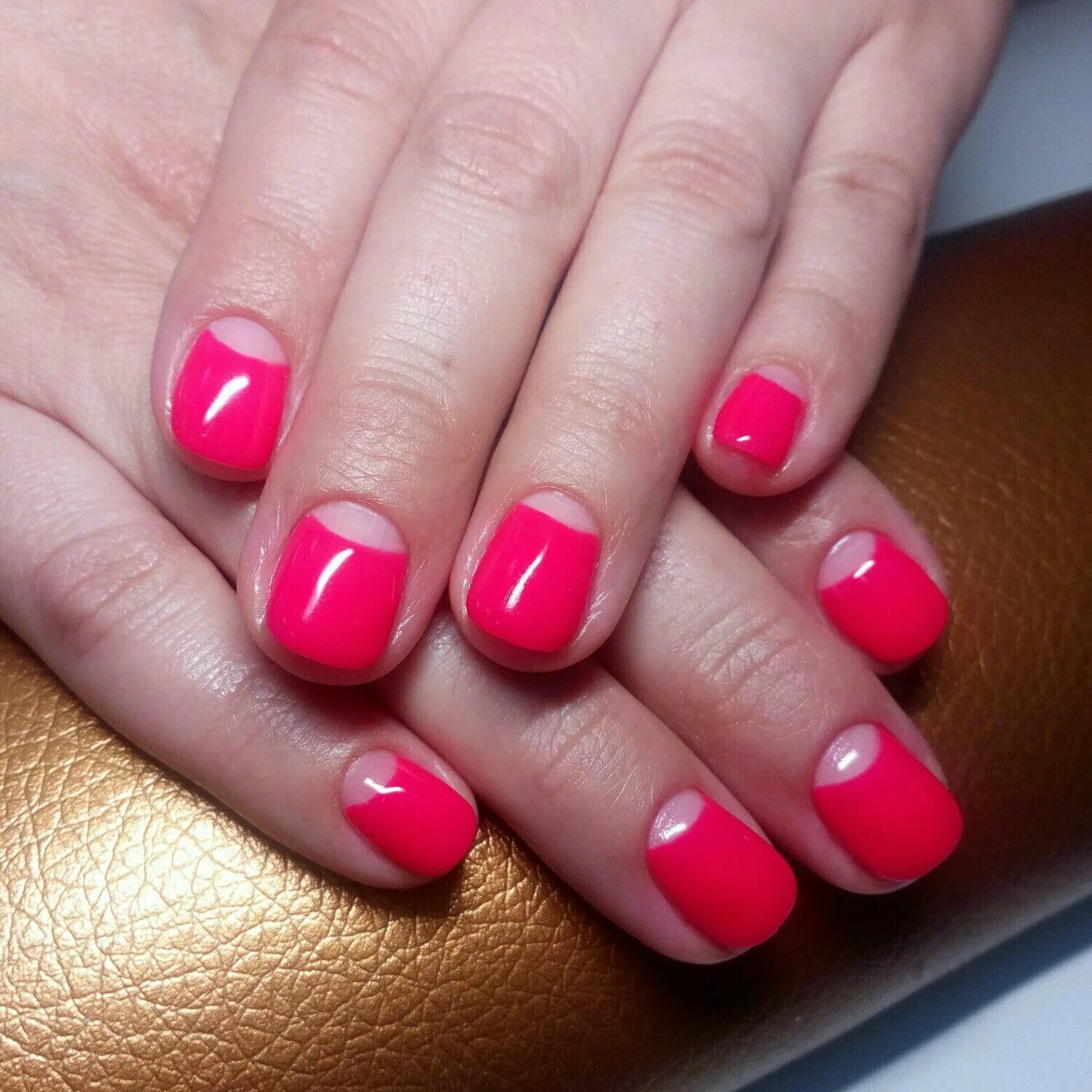 Педикюр. Маникюр плюс гель лак. Маникюр плюс гель. Комбинированный маникюр с покрытием гель лака. Гелевое покрытие плюс маникюр.