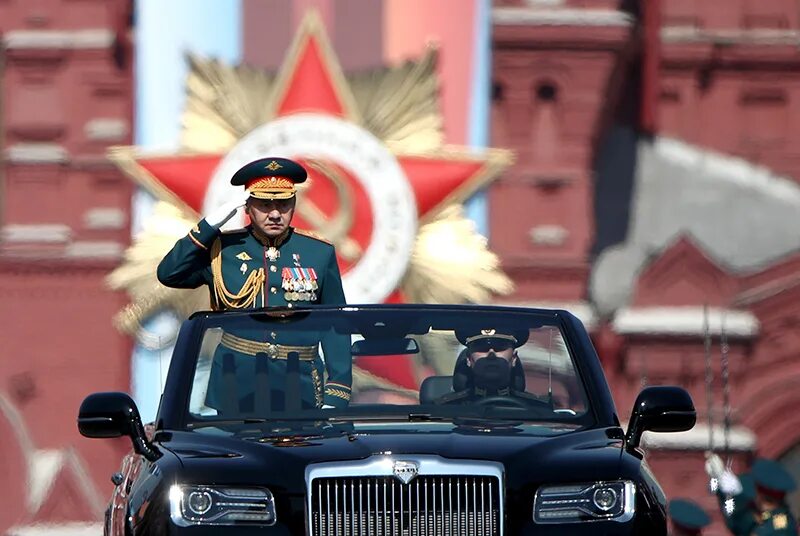 Командовать парадом какой. Машина Шойгу Аурус. Шойгу на параде Победы в Аурус. Кабриолет Аурус на параде Победы.