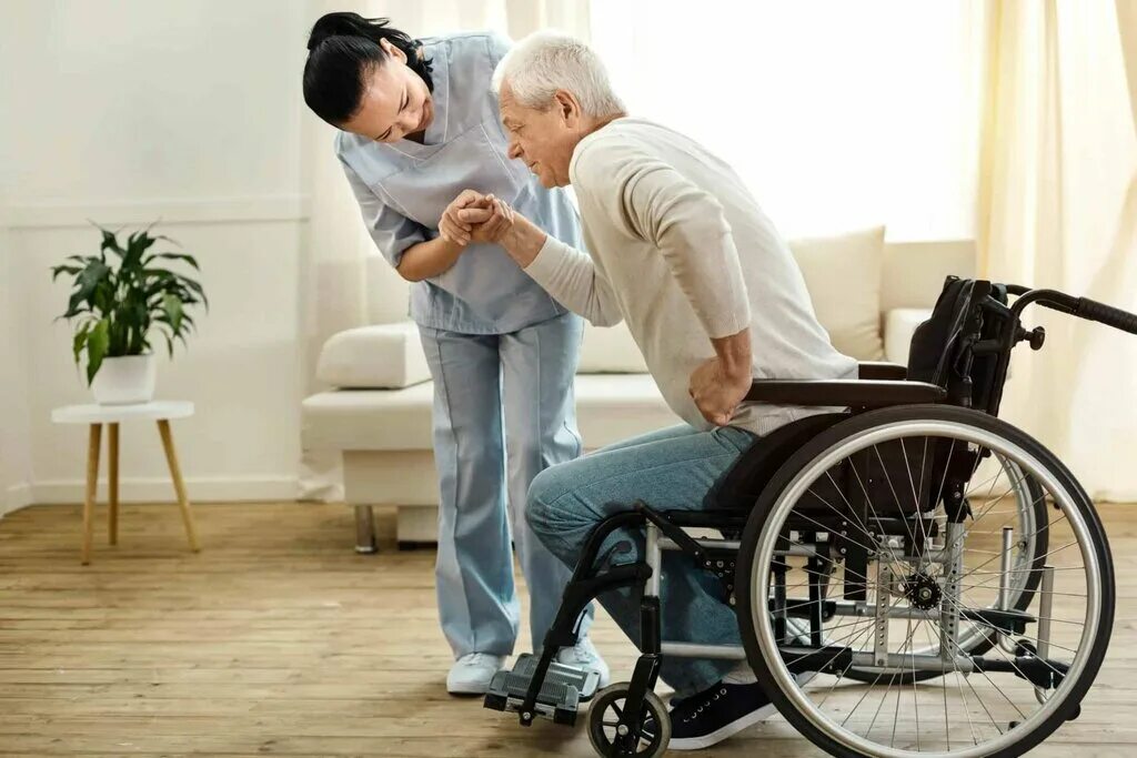 Сиделки инсульт. Реабилитация инвалидов. Инвалидность. Реабилитация пожилых. Люди с ограниченными возможностями пожилые.