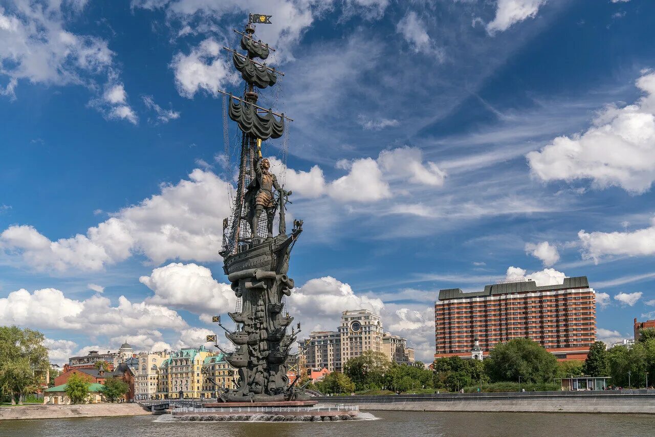 Памятник Петру 1 в Москве Церетели. Памятник Зураба Церетели Петру первому в Москве. Памятник Петру 1 в Москве и Колумбу Церетели.