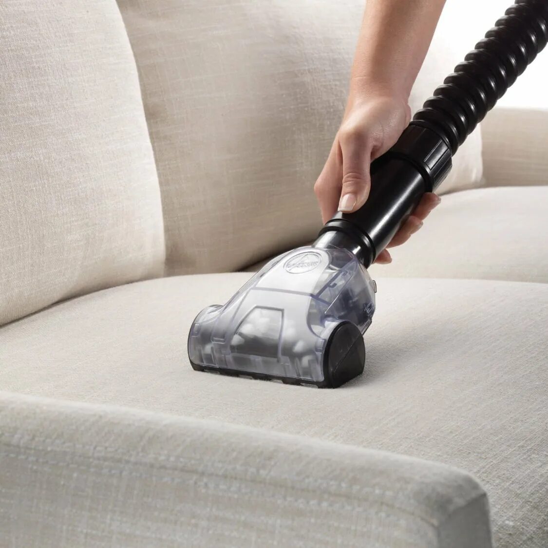Пылесос чистит диван. Пылесос для дивана. Пылесос от пыли. Моющий пылесос для дивана. Пыльный пылесос.