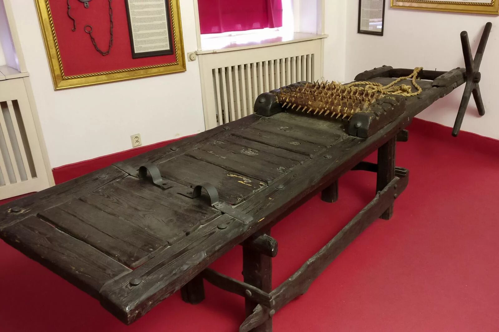 Музей инквизиции в толедо. Дыба подвес орудие пыток. Средневековые орудия пыток дыба. Что значит дыбы. Дыба орудие пыток средневековье.