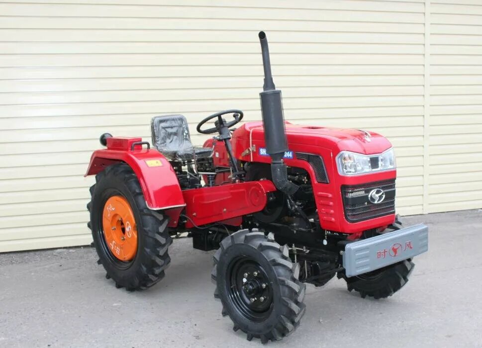 Yto 2204. Трактор китайский маленький. На китайский трактор. Yto-lx2204. Трактор китаец.