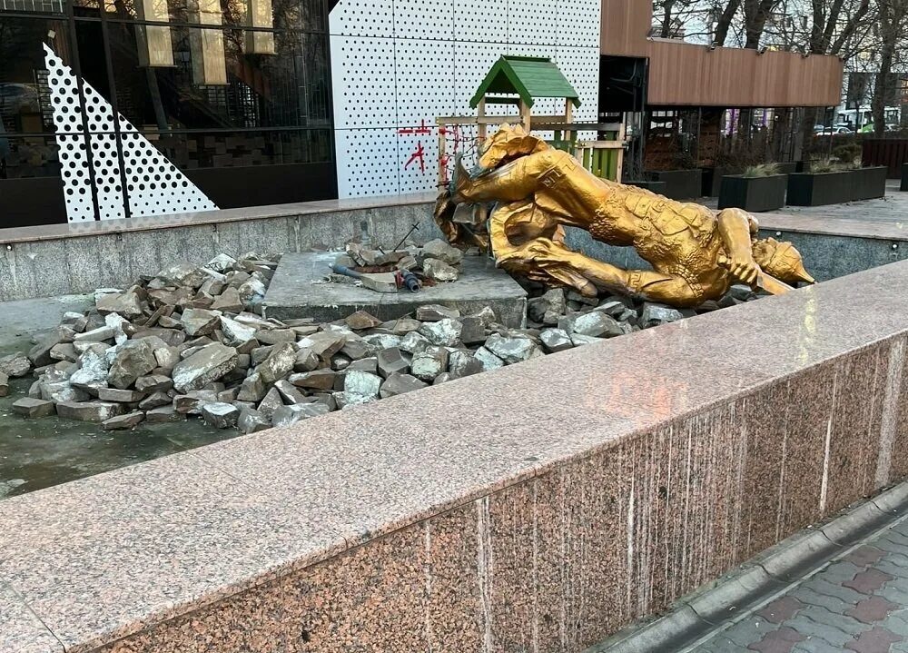 Памятники воронежа. Памятник не падай духом. Упала статуя. Упала статуя. Статуя ленина в украине.