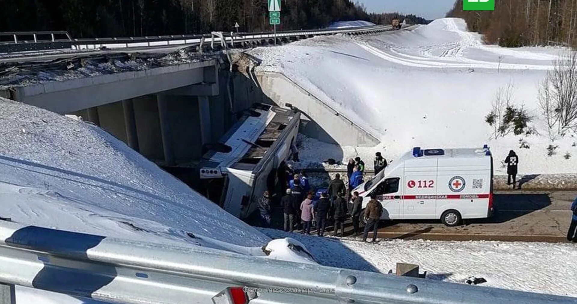 Упал в стоящем автобусе. В Подмосковье автобус упал с эстакады. В Подмосковье автобус упал с моста.