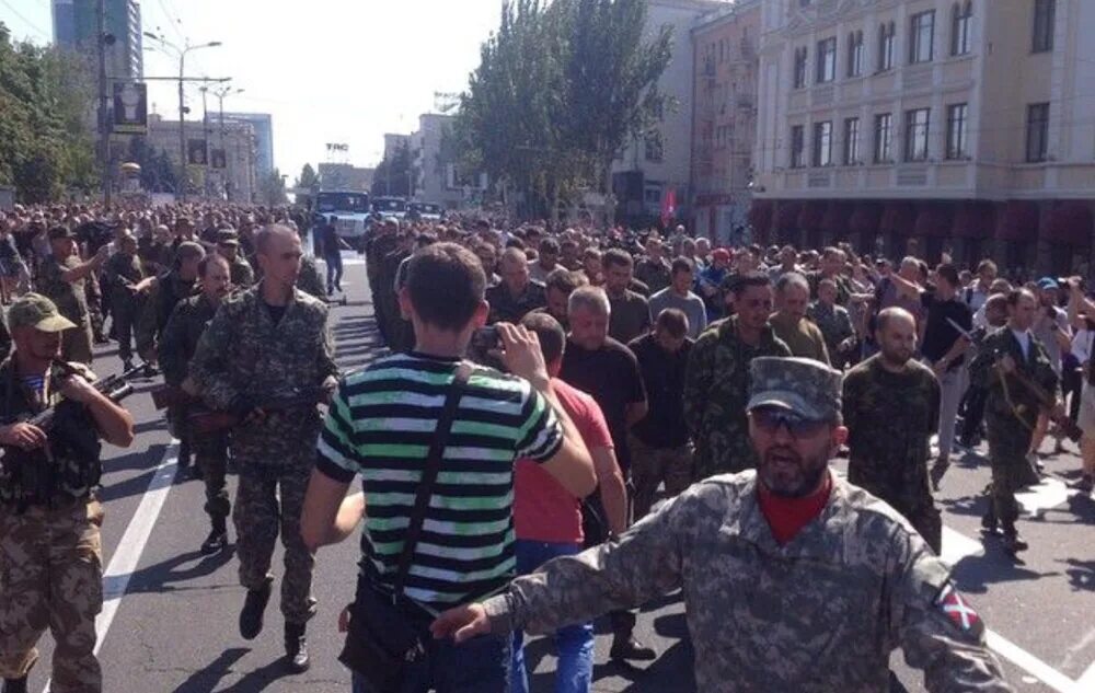 Парад военнопленных в Донецке 2014. Парад пленных в Донецке. Пленные украинские каратели. Украинцев конец