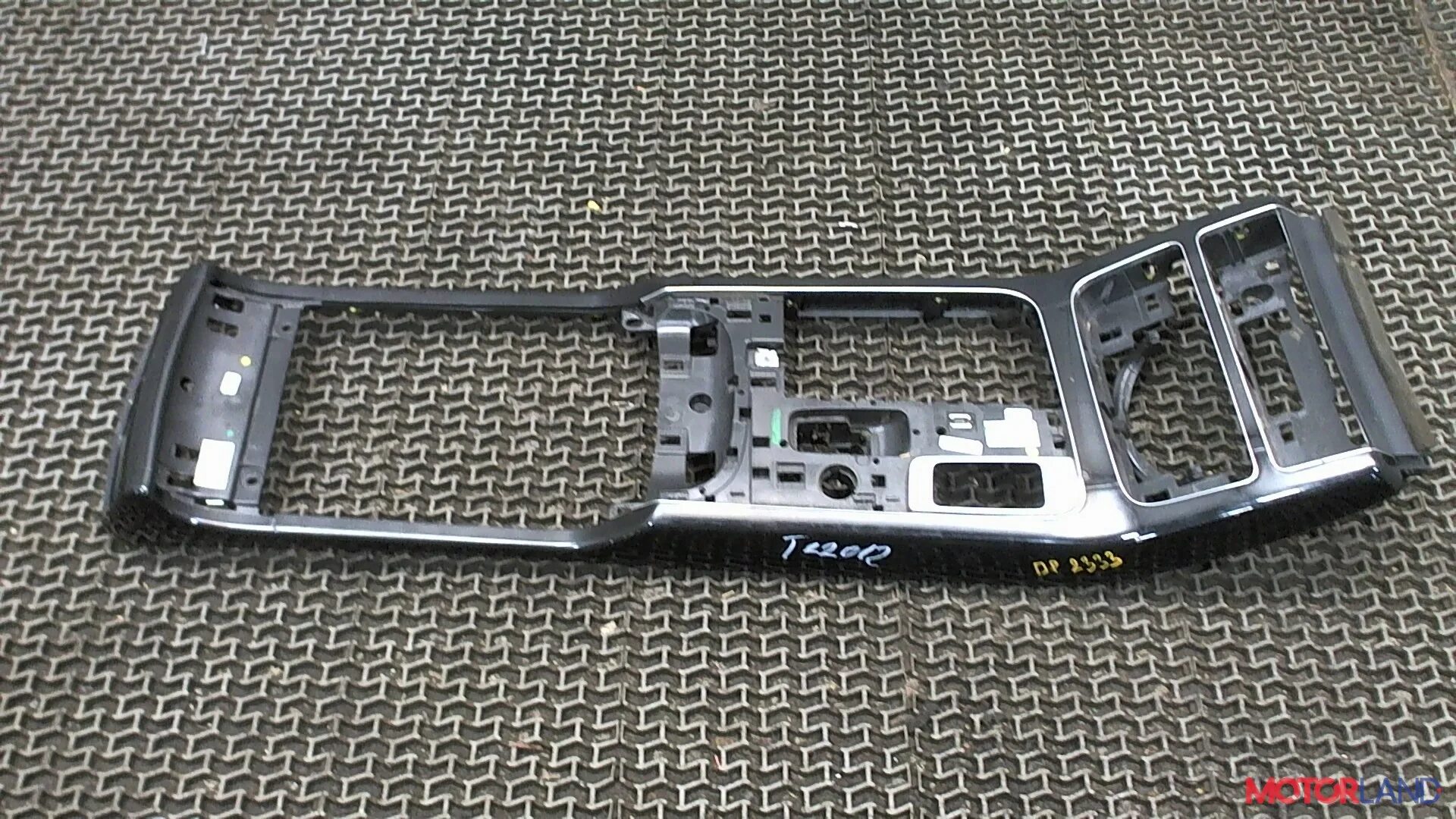 Кнопки центральной консоли volkswagen polo. 1j0863319h 2q. Накладка на центральную консоль форд фокус 2 рестайлинг. Пластик центральной консоли. Пластик центральной консоли.