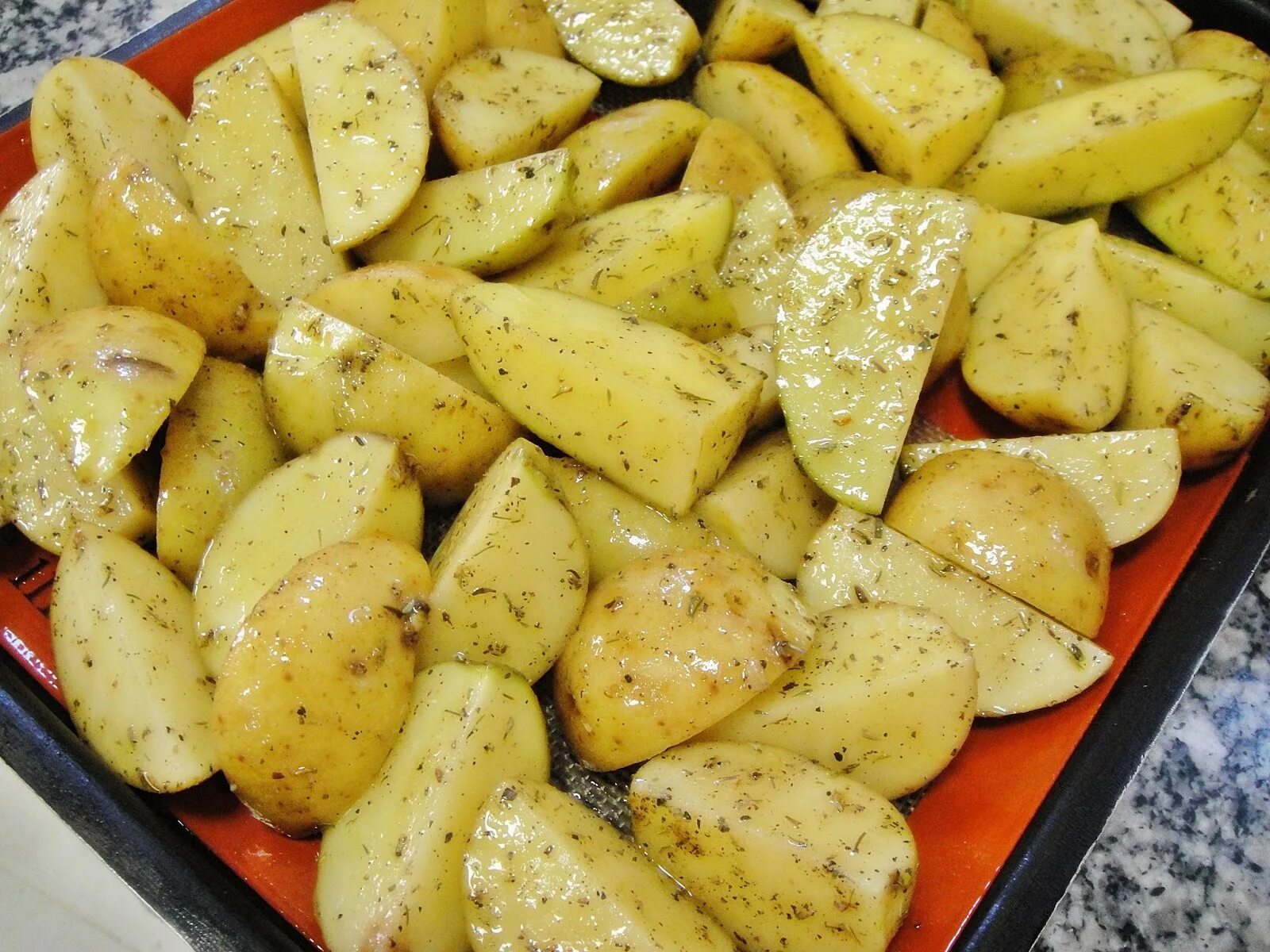 Печь картошку сколько времени. Картофель на противне в духовке. Картошка в духовке на противне. Гарнир картофель. Гарнир из картофеля в духовке.