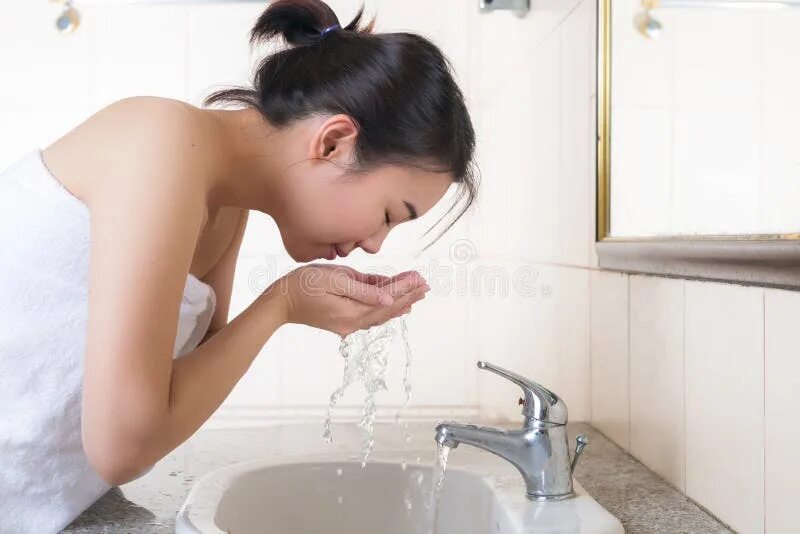 Do the washing up. Девушка умывается пенкой. Женщина умывается. Умывание лица. Человек умывается.