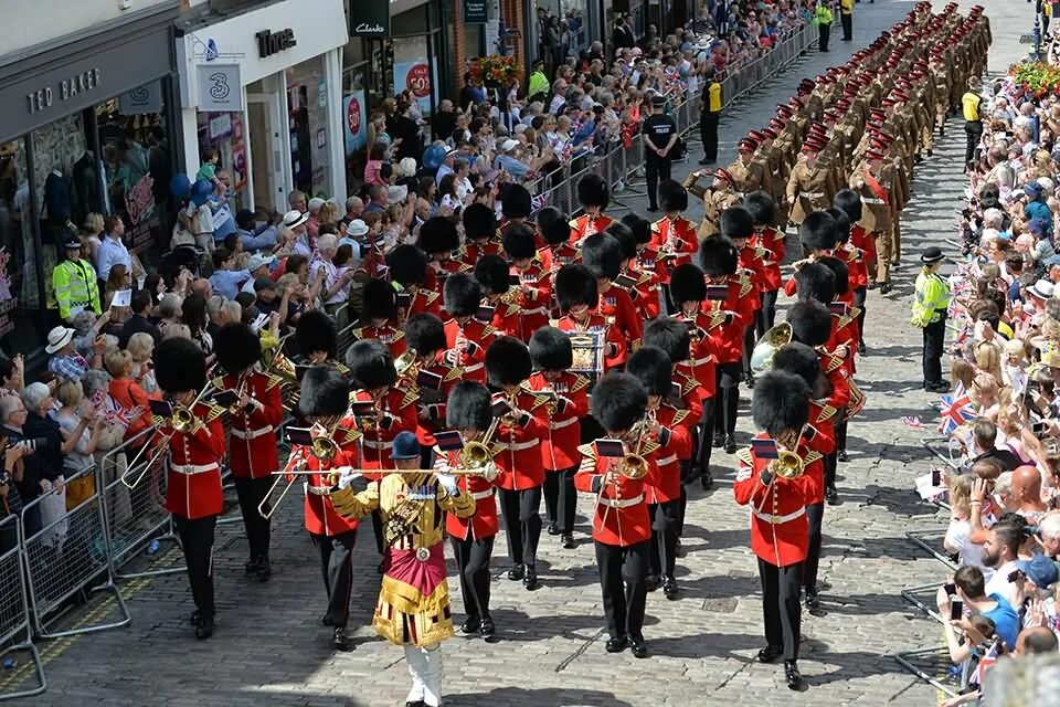 Have street parades. Уличные парады в Англии. Национальные праздники Англии. День Вооруженных сил Великобритании. Парад армии Великобритании.