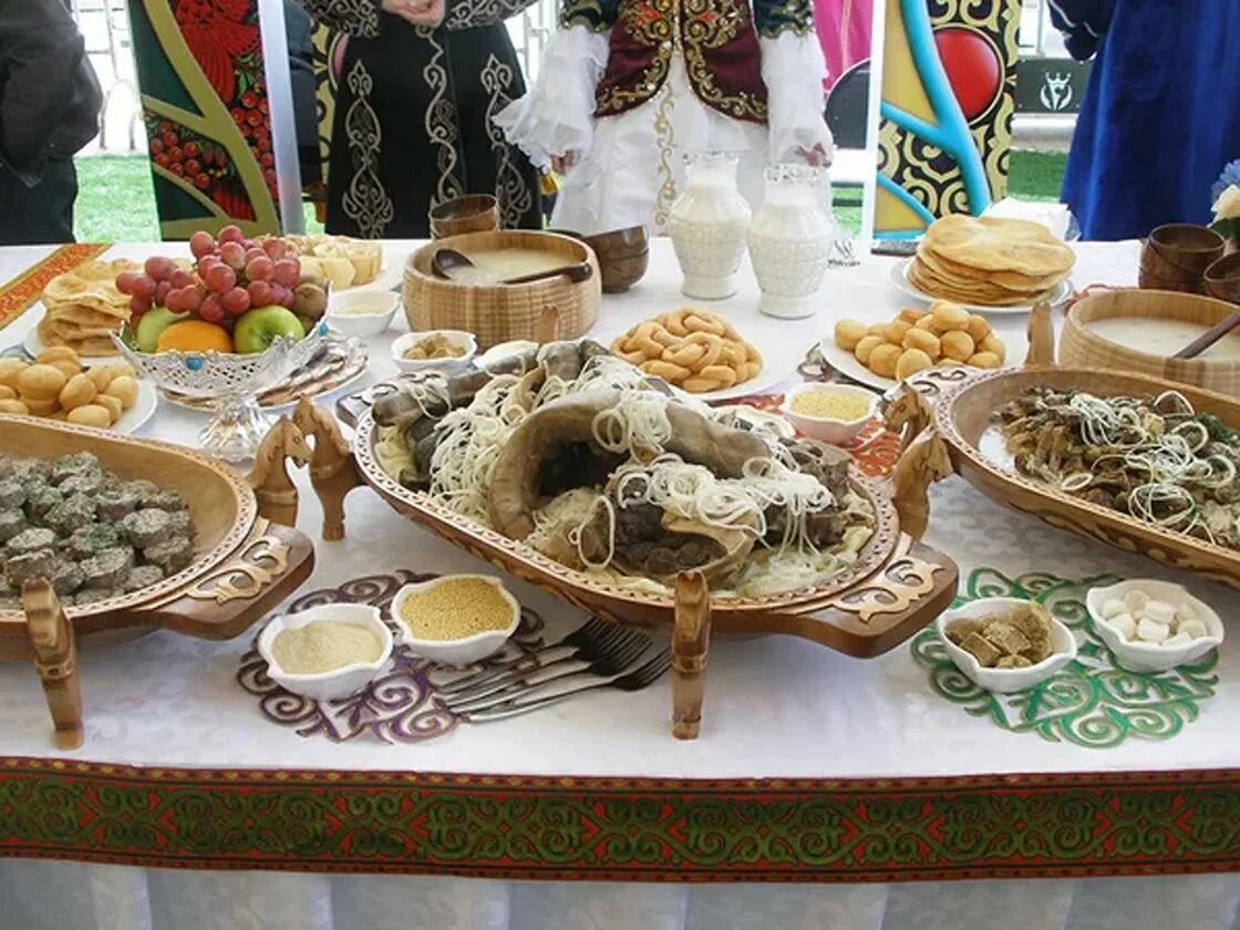 Казахские блюда. Казахская кухня бешбармак. Казахстан национальное блюдо. Национальная еда казахстана бешбармак. Наурыз казахстан дастархан.
