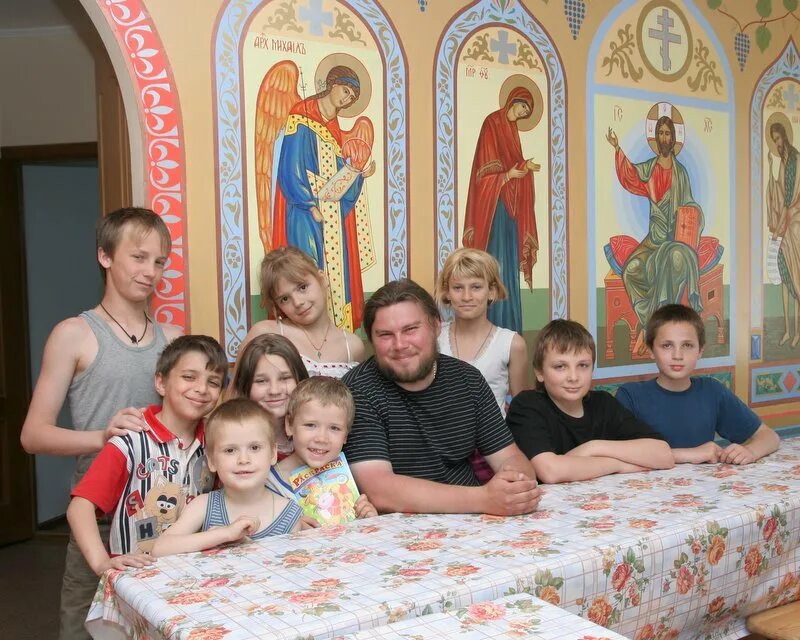Приют волгоград красноармейский. Приют ростовская область. детский приют. детский приют в маныче. большеречье приют для детей.