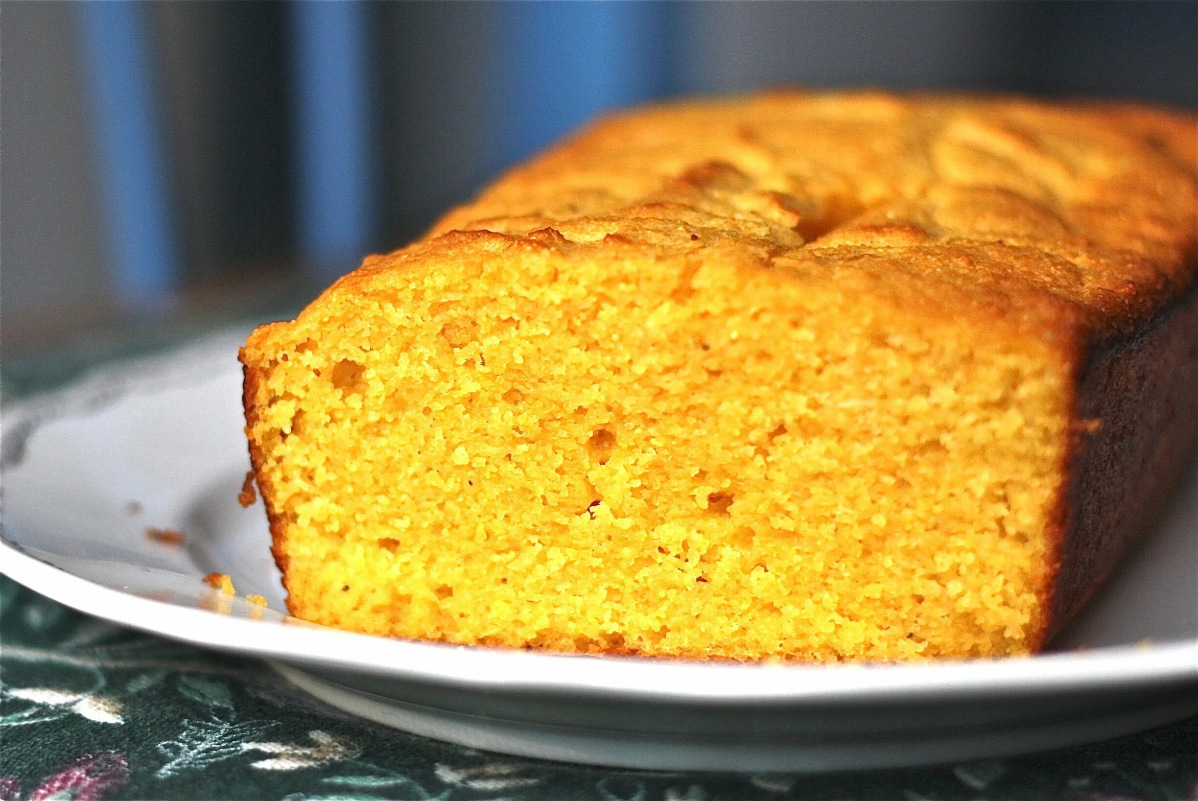 Кукурузный пирог на кефире. Кукурузный хлеб. пышный пшенично-кукурузный хлеб. молдавский кукурузный хлеб. пирог драчена.