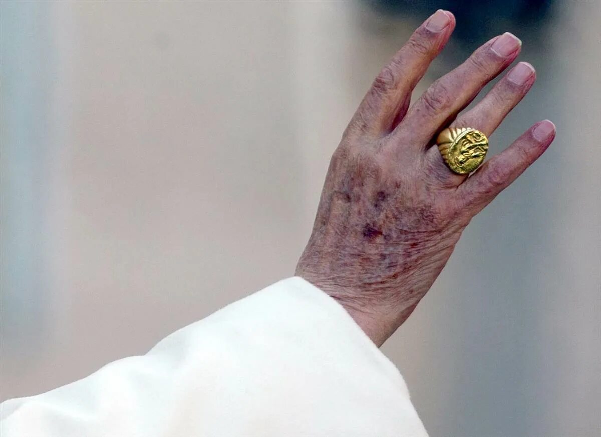 перстень папы. перстень рыбака папы римского. кольцо рыбака папы римского. кольцо рыбака папы римского. перстень папы.