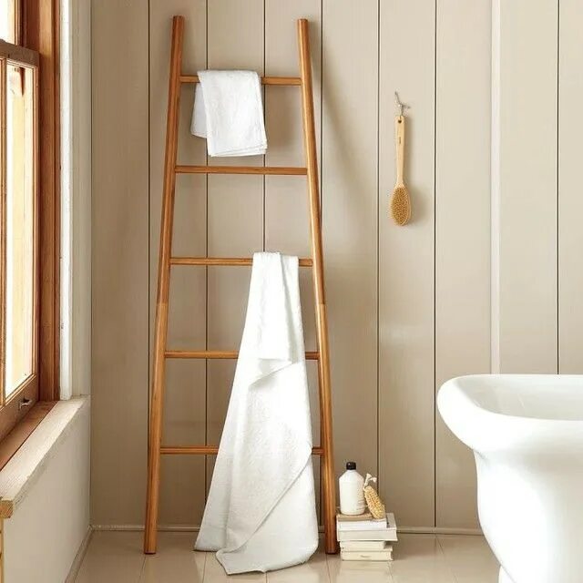 Высота полотенец в ванной. Лестница для полотенец в ванной. Деревянная лесенка для полотенец. Лесенка для полотенец в ванную деревянная. Вешалка лестница для ванной.