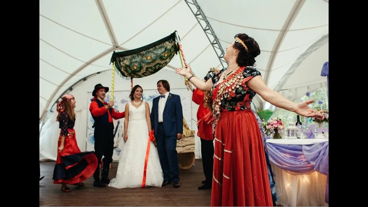 Цыганка на свадьбе. Цыганское свадебное платье. Цыганка на свадьбе. Цыганская свадьба обычаи. Цыганская свадьба в румынии.