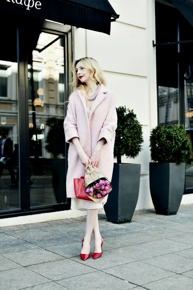 Девушка в розовом пальто. Образы с розовым пальто. Серое пальто с розовым. Девушка в розовой верхней одежде.