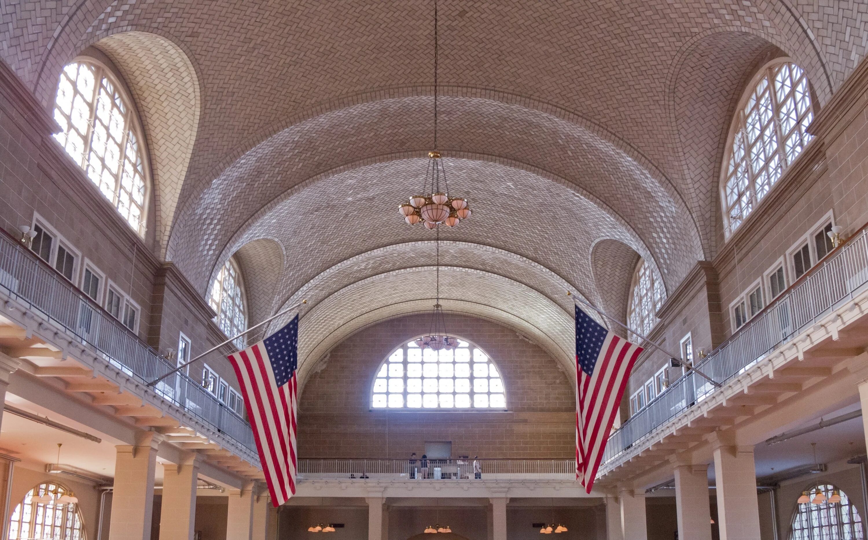 Ellis island. Музей иммиграции в Нью-Йорке. Остров Эллис музей. Музей иммиграции на острове Эллис. Эллис Айленд внутри.