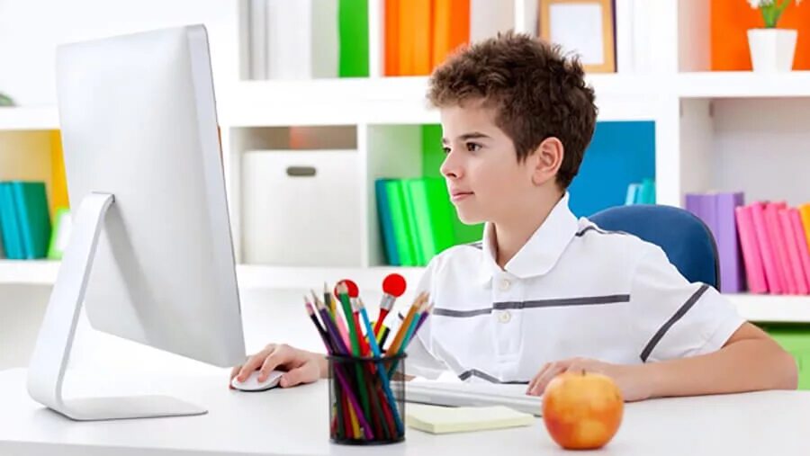 Какую интернет школу выбрать. Компьютер для школьника. Ребенок за компьютером. Ученик за компьютером. Школьник с ноутбуком.