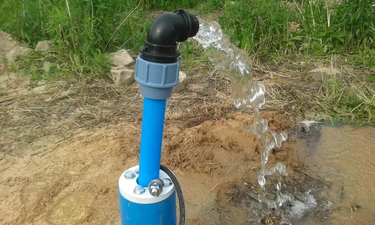 Скважина на воду. Водяная скважина. Бурение скважин на воду на участке. Скважина на воду на даче.