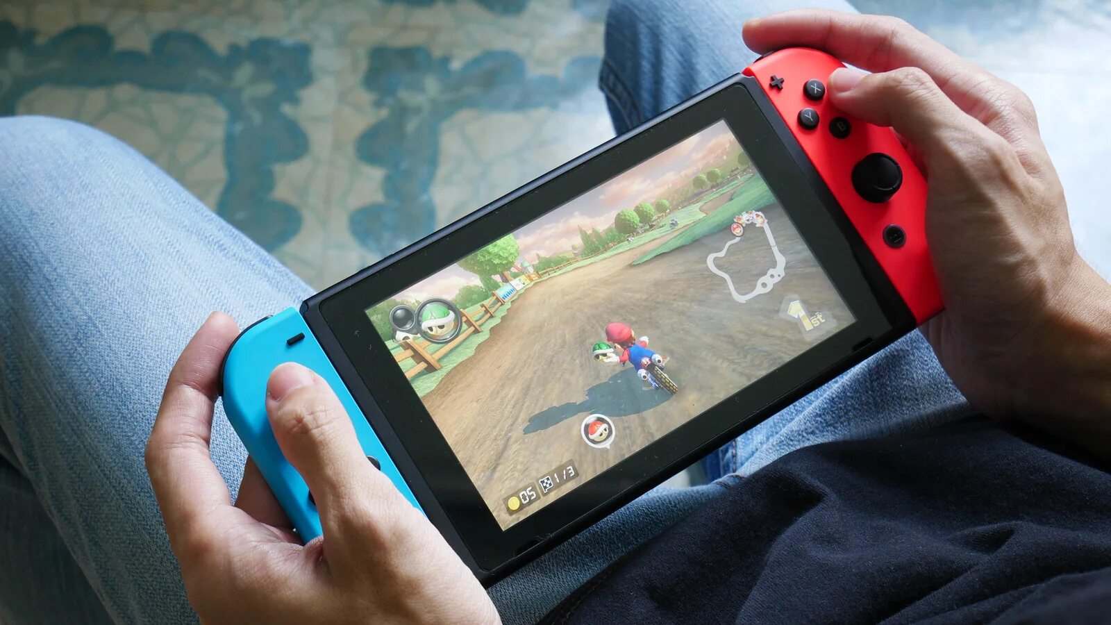 Nintendo switch play play. Nintendo Switch. Play Nintendo Switch. Man Play Nintendo Switch. Игровая консоль Nintendo.