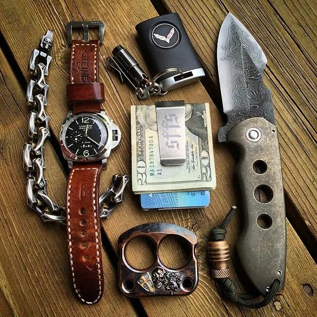 Нож для выживания космонавтов. Edc-36. Edc комплект горожанина. Victorinox survival kit. Набор ножей охотника.