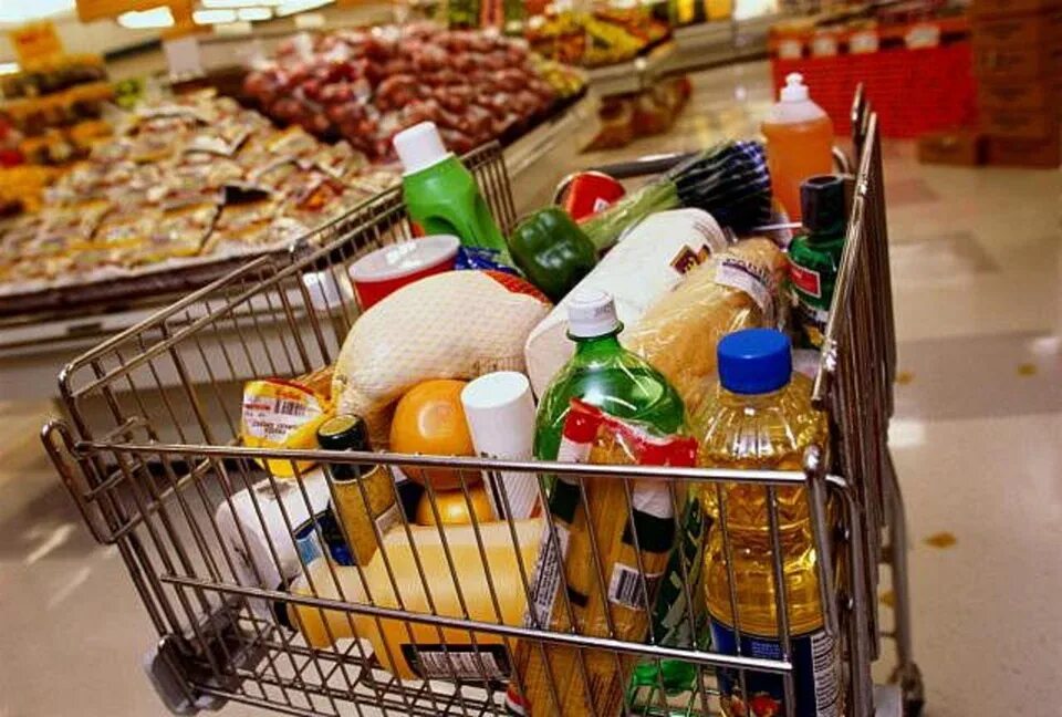 Полезные продукты. Импортные продукты. Supermarket гастроном. Эволюция продукты питания. Покупательская корзина с продуктами.