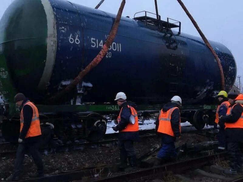 цистерны новости. сход с рельсов цистерны. цистерна пожарного поезда. депо еврохим. вагон-цистерна с карбамидом.