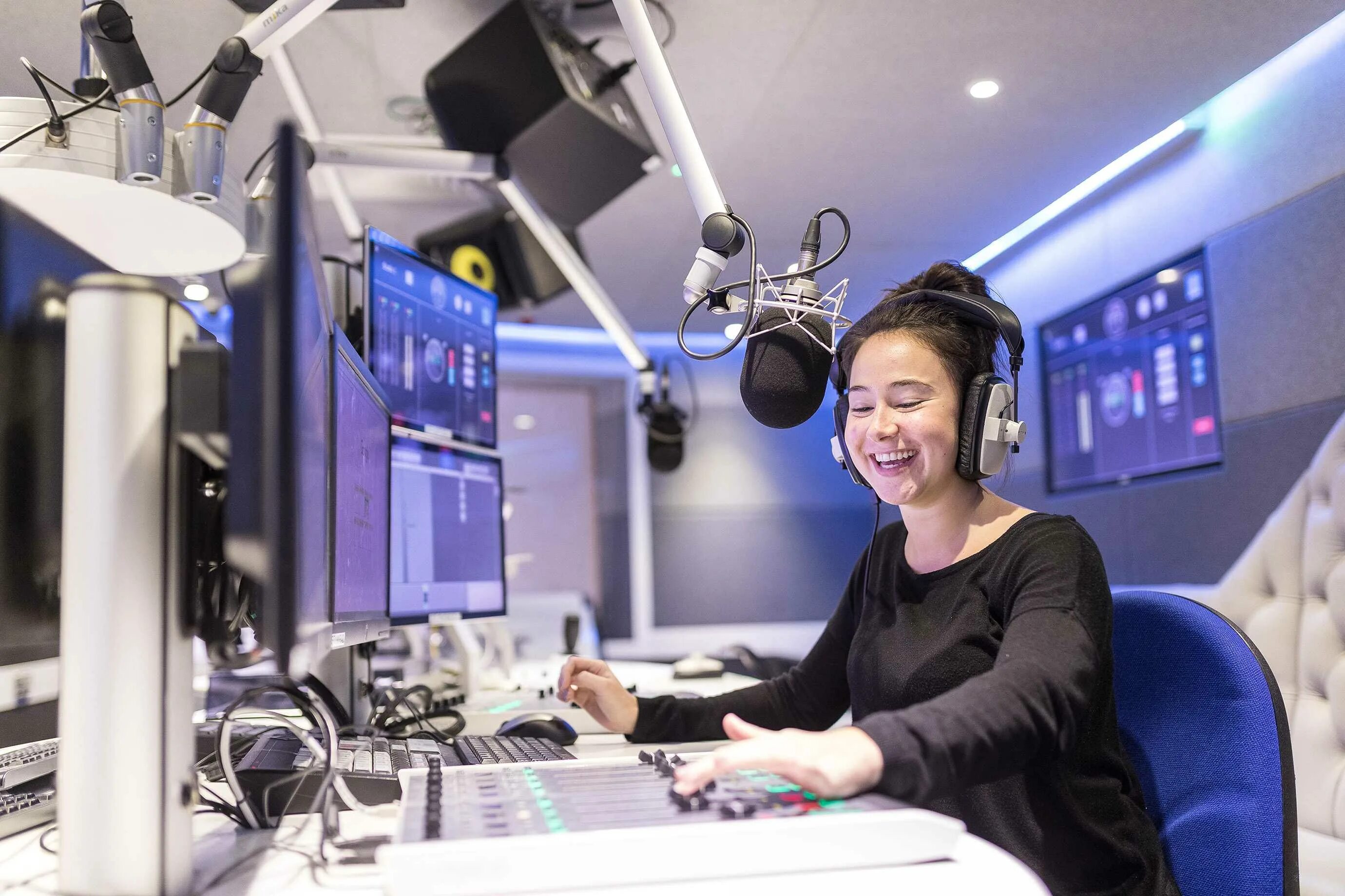 Профессия радиоведущий. Радиоведущий в студии. Диктор на радио. Микрофон для радиостудии. Радиоведущий.