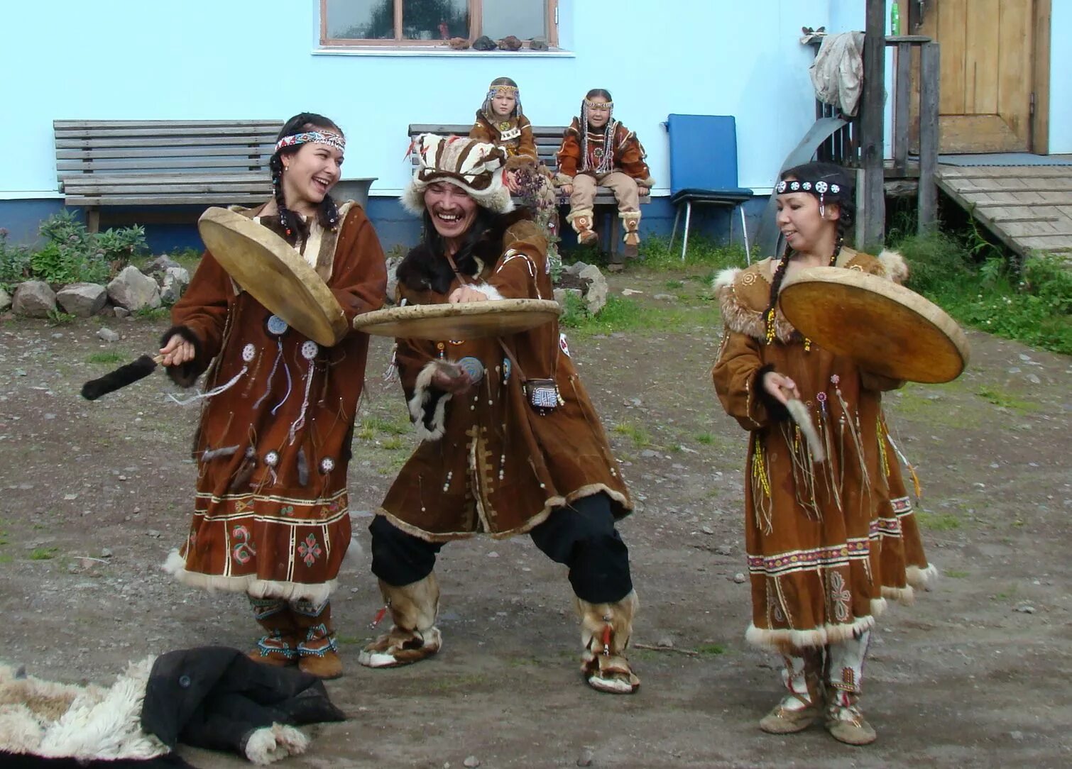 Корякские народные. "мэнго" ительмены. Чукчи, коряки, ительмены и алеуты. Коряки алюторцы. Кухлянка коряков.