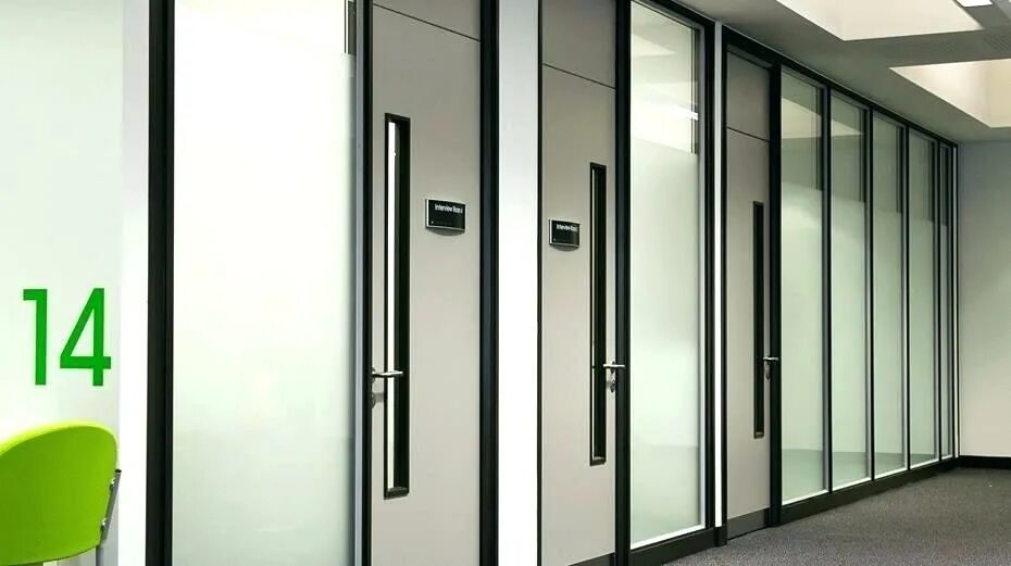 Купить офисные двери. Перегородка алюминиевая с остеклением раздвижная профиль Дорс. Стеклянные офисные двери. Двери из алюминиевого профиля. Межкомнатные двери из алюминиевого профиля.