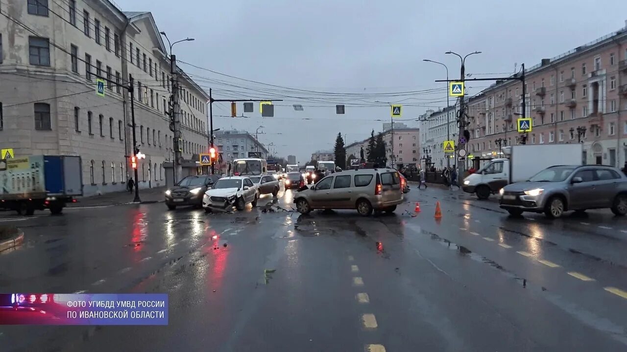 Авария на Ленина Иваново вчера. Авария в Иваново вчера на проспекте Ленина. Проспект Ленина 21 Иваново авария. Ситуация в ивановском