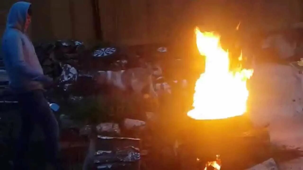 Казань сухая река горит. Сгорел дом в казани вчера. Пожар в казани казань. Михайловская усадьба казань горит. Загорелось масло в казане.