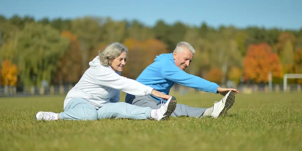 Спортивные соревнования для пенсионеров на природе. Пенсионеры. Пенсионеры танцуют. Здоровые пожилые люди на отдыхе.