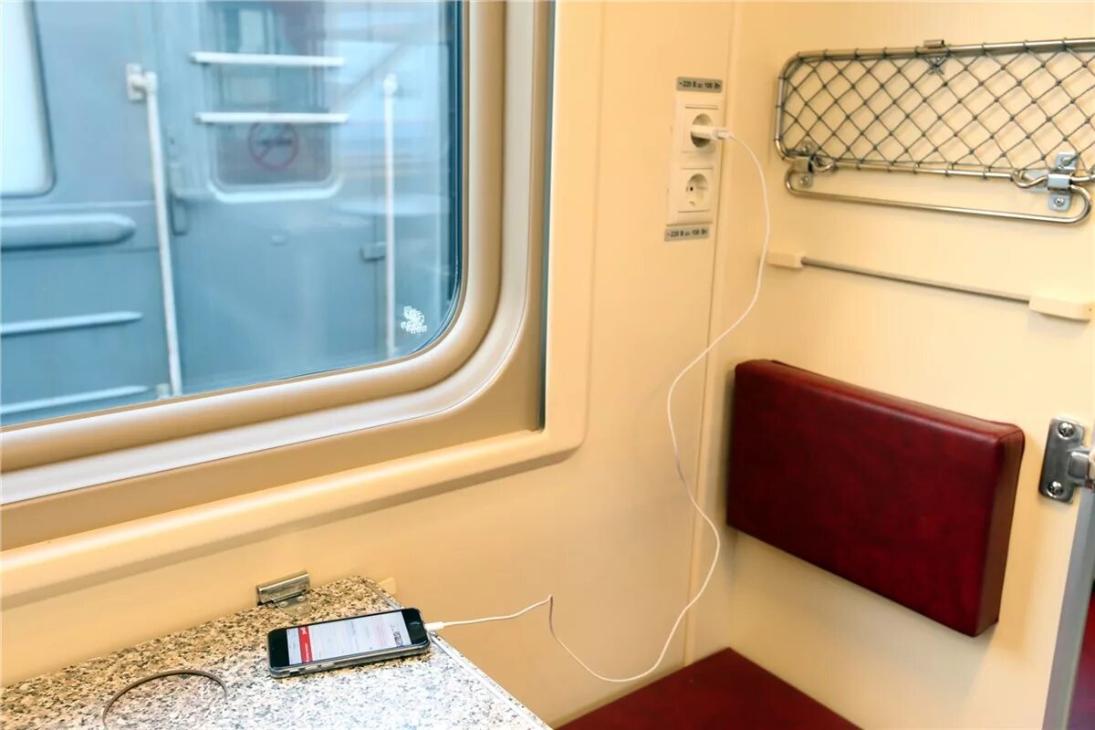Вагон siemens розетки. Розетки в вагоне купе. Есть в поездах розетки плацкартном вагоне. Плацкартный вагон боковушка. Есть в поездах розетки плацкартном вагоне.