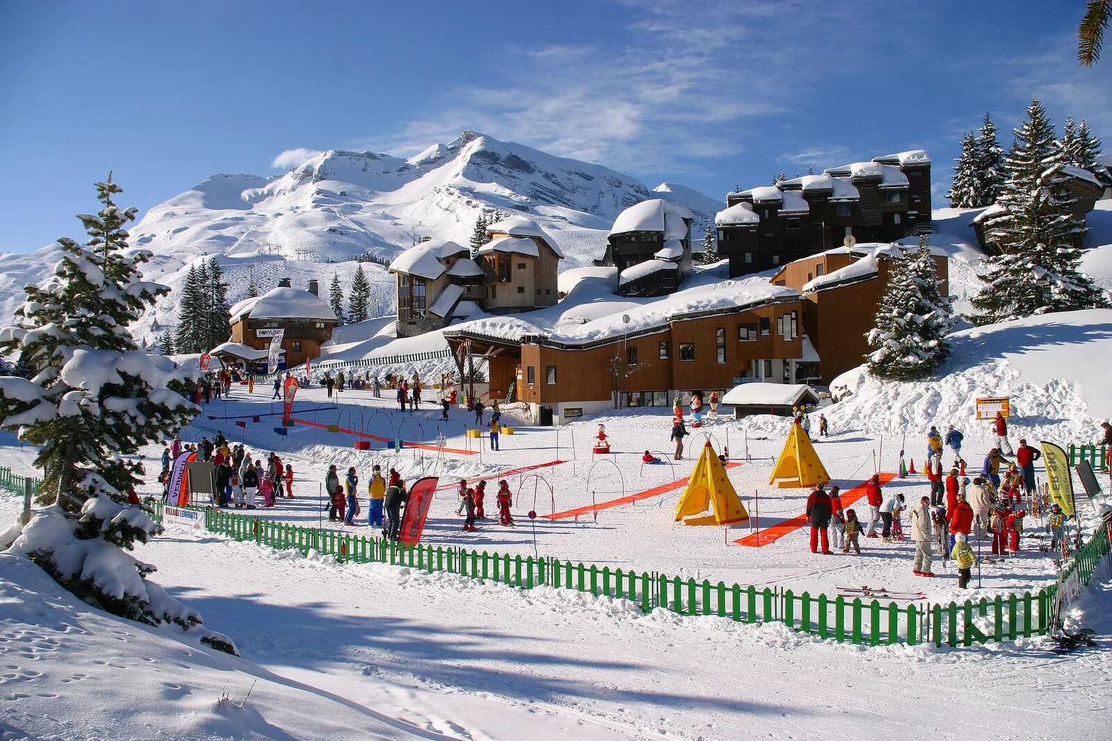 Skiing resort. Швейцария альпы горнолыжка. Скивельт вильдер кайзер бриксенталь тироль австрия. Skiing resort. Skiing resort.